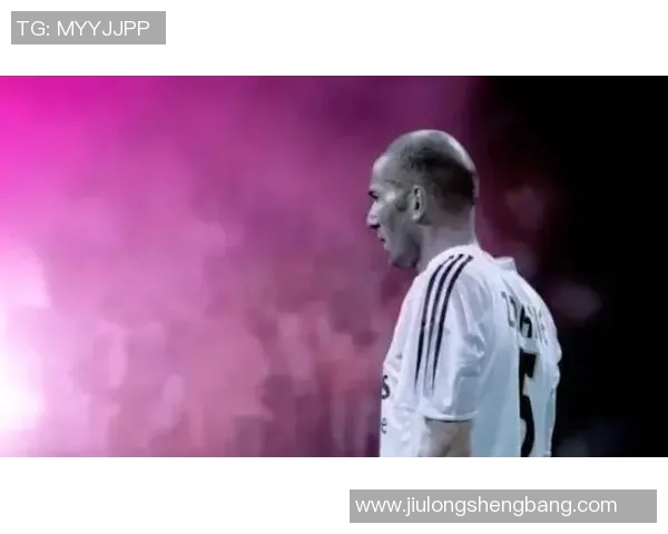 足球明星扔鞋瞬间高清照片展现运动激情与个性风采